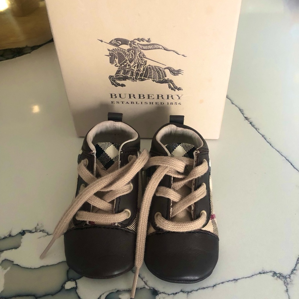 Burberry baby shoes